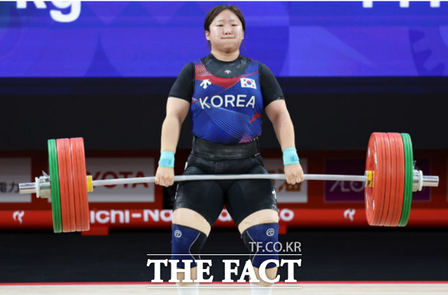 29일 오전(현지시간) 일본 아이치현 나고야시 중소기업진흥회관에서 열린 2026 아이치·나고야 아시안게임 역도 여자 86kg급 결선, 한국 전희수가 용상 3차시기 141kg에 도전하고 있다. /뉴시스