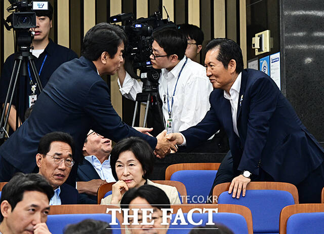 정청래 더불어민주당 의원(오른쪽)이 29일 오후 서울 여의도 국회에서 열린 의원총회에 참석하고 있다. /국회=배정한 기자