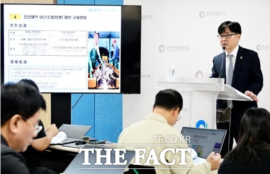 김익중 시 농수산식품국장이 29일 시청 브리핑룸에서 농수산식품국 소관 현안과 관련해 기자브리핑을 하고 있다. /인천시
