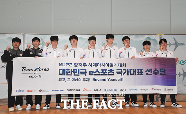 아시아올림픽평의회(OCA)는 e스포츠가 2026 아이치·나고야 아시안게임을 끝으로 정식 메달 종목에서 퇴출될 것이라는 관측에 대해 '사실무근'이라는 입장을 냈다. 사진은 항저우 아시안게임 e스포츠 리그오브레전드(leagueoflegends) 전력분석가 김동하와 이재민, 국가대표 최우제, 서진혁, 이상혁, 정지훈, 박제혁, 류민석, 김정균 감독이 2023년 9월 22일 오전 인천국제공항에서 출전을 위한 출국에 앞서 기념촬영을 하고 있는 모습. /더팩트DB
