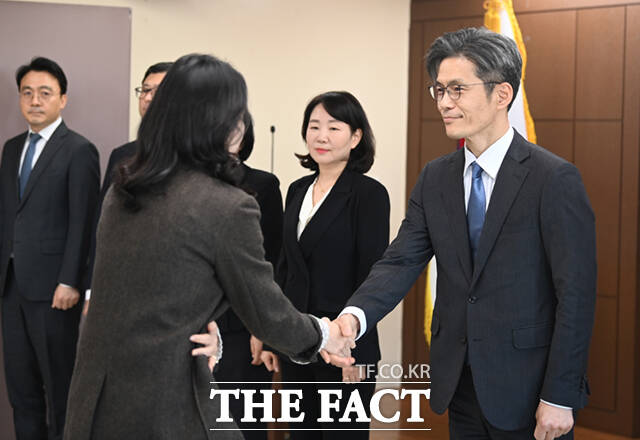 박철우 신임 서울중앙지검장이 21일 오전 서울 서초구 서울중앙지검에서 열린 취임식에서 직원들과 인사하고 있다. /이새롬 기자