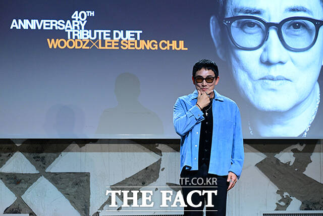이날 이승철이 인터뷰에서 데뷔 40주년을 회고하며 눈시울을 붉히고 있다.