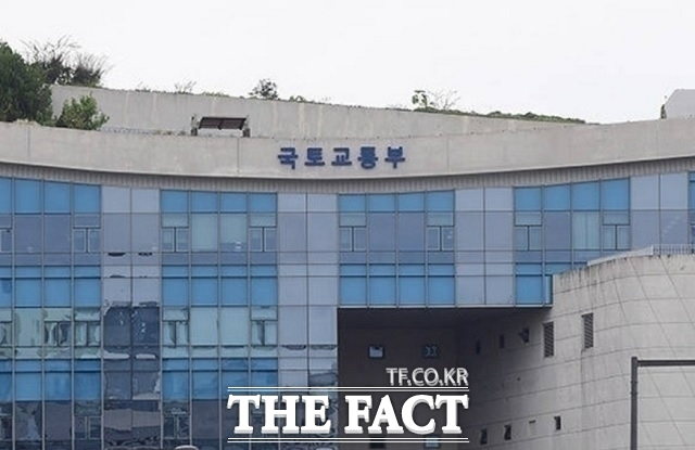 국토교통부가 철도 입환 작업 중 발생하는 안전사고를 막기 위해 '철도 차량정리(입환) 작업 안전강화 대책'을 추진한다. /더팩트 DB