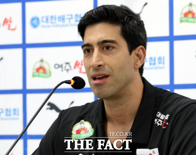 이사나예 라미레스 감독이 이끄는 한국 남자 배구 대표팀이 29일 2026 아이치·나고야 아시안게임 조별 리그 D조 3차전 경기에서 중국을 상대로 2-3으로 아쉽게 패했다. 한국의 8강 진출은 확정됐지만 상대는 '디펜딩 챔피언' 이란이다. /뉴시스