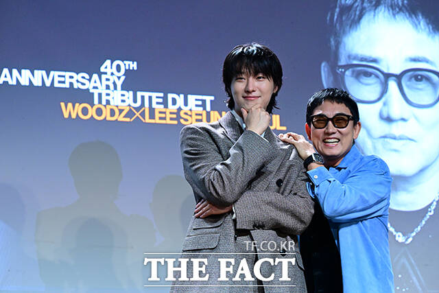 이날 이승철이 인터뷰에서 데뷔 40주년을 회고하며 눈시울을 붉히고 있다.