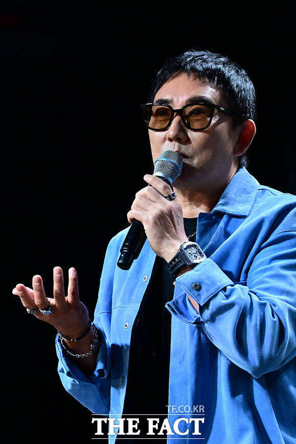 이날 이승철이 인터뷰에서 데뷔 40주년을 회고하며 눈시울을 붉히고 있다.