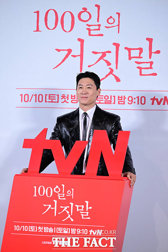 이날 포토타임에 나선 진선규가 사회자로 참석한 박경림의 