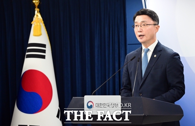 류제명 과학기술정보통신부 제2차관이 지난달 18일 서울 종로구 정부서울청사에서 독자 AI파운데이션 모델 프로젝트 2차 단계평가 결과를 발표하고 있다. /임영무 기자