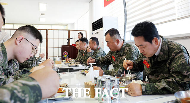 장동혁 국민의힘 대표가 29일 인천 백령도 해병대 제 6여단을 방문해 점심식사 전 장병들을 독려하고 있다. /국회사진기자단