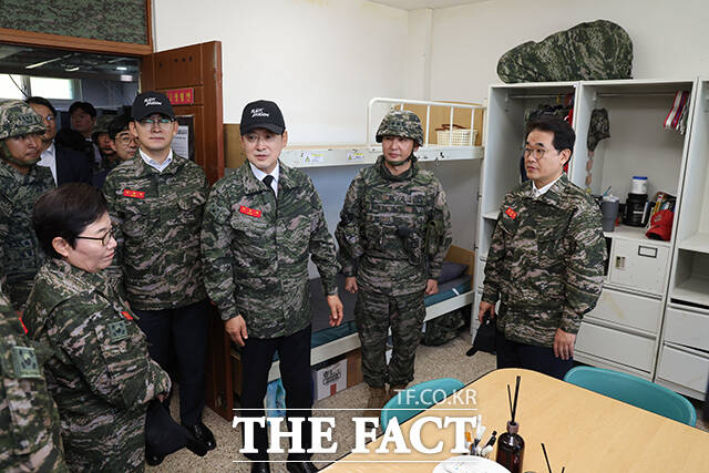 장동혁 국민의힘 대표가 29일 인천 백령도 해병대 제 6여단을 방문해 장병들을 격려하고 있다. /국회사진기자단