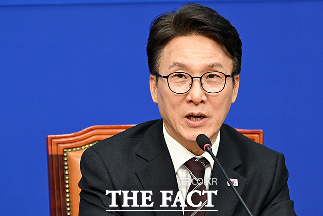 기념촬영하는 이광희 공천혁신단 부단장과 김 대표, 신정훈 단장(왼쪽 네 번째부터) 및 참석자들.