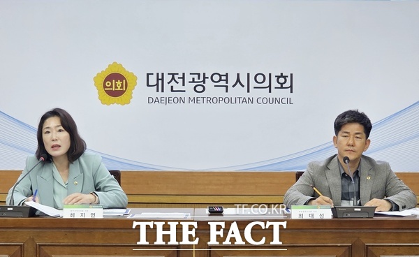 대전시의회 교육위원회 최지연 의원(사진 왼쪽)과 최대성 예산결산특별위원장(오른쪽)이 29일 대전시의회 소통실에서 학교 무상급식비 지원단가 개선을 위한 정책토론회를 공동 개최했다. /정예준 기자
