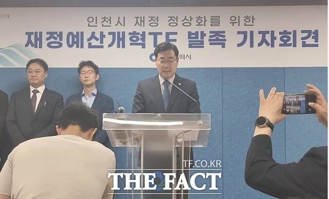 박찬대 인천시장이 10일 시청 브리핑룸에서 기자회견을 하고 있다. /더팩트DB