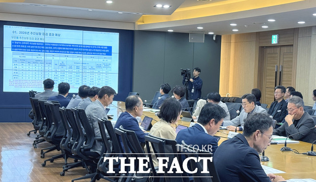 평택시가 28일 시청 종합상황실에서 ‘탄소중립 녹색성장 기본계획 2026년 추진상황 점검보고회’를 열고 온실가스 감축 이행현황을 점검하고 있다. /평택시