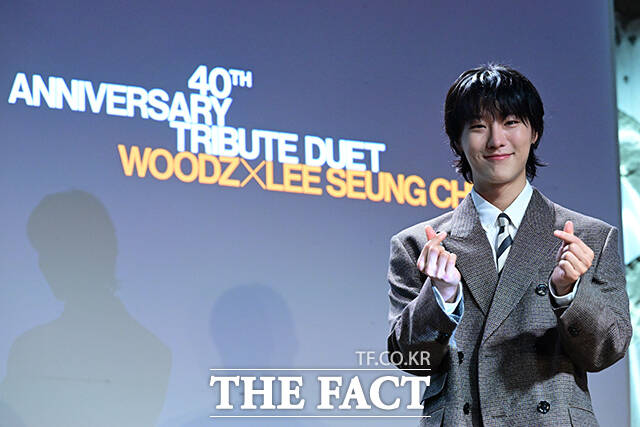 이날 이승철이 인터뷰에서 데뷔 40주년을 회고하며 눈시울을 붉히고 있다.