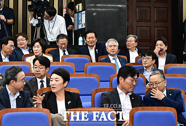 정청래 더불어민주당 의원(오른쪽)이 29일 오후 서울 여의도 국회에서 열린 의원총회에 참석하고 있다. /국회=배정한 기자