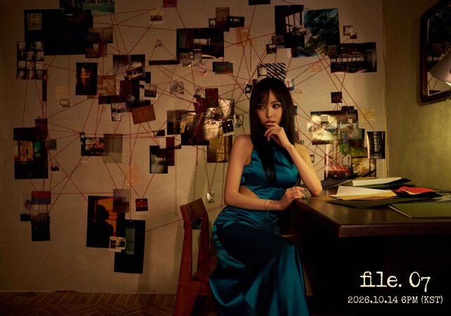 유주가 오는 10월 14일 네 번째 미니 앨범 'file. 07'을 발매한다. 커밍순 이미지는 붉은 실로 연결된 사진 여러 장이 벽면을 가득 채우고 있어 미스터리한 분위기를 자아낸다. /앳에어리어