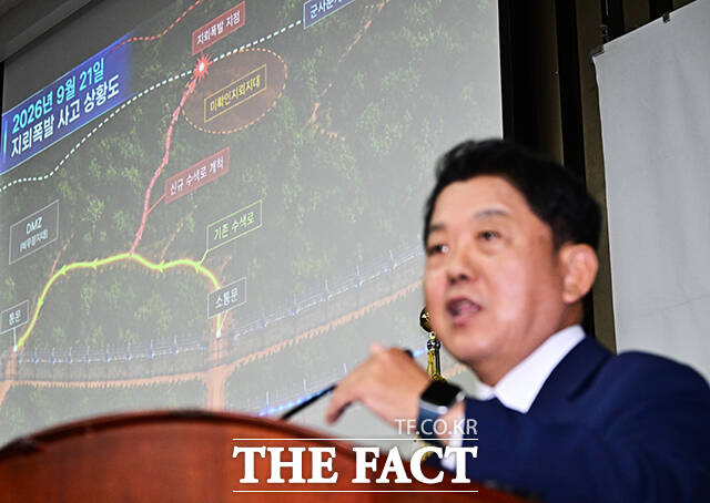 김병주 더불어민주당 의원이 29일 오후 서울 여의도 국회에서 열린 의원총회에 차석해 DMZ 지뢰 폭발 사고 관련 브리핑을 하고 있다. /국회=배정한 기자