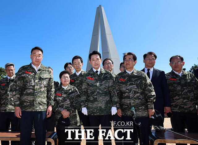 장동혁 국민의힘 대표(가운데)가 29일 인천 백령도 천안함 위령탑을 찾아 피격장소를 바라보고 있다. /국회사진기자단