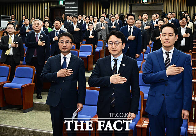 더불어민주당은 조작기소 특검법에서 공소취소 관련 조항을 삭제하기로 했지만, 국민적 공감대와 처리 시기 등을 둘러싼 신중론이 이어지면서 국정감사 이후 추진 여부를 다시 논의하기로 했다. 사진은 한병도 민주당 원내대표가 29일 오후 서울 여의도 국회에서 열린 의원총회에 참석해 국기에 대한 경례를 하고 있는 모습. /배정한 기자