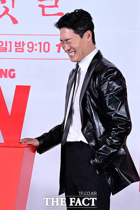이날 포토타임에 나선 진선규가 사회자로 참석한 박경림의 