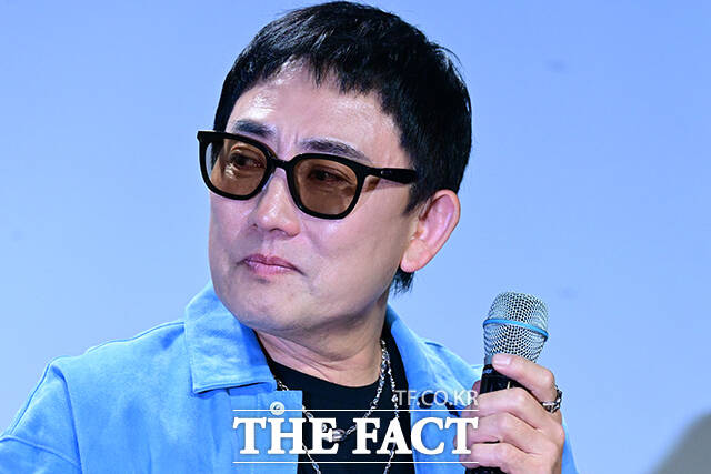 이날 이승철이 인터뷰에서 데뷔 40주년을 회고하며 눈시울을 붉히고 있다.