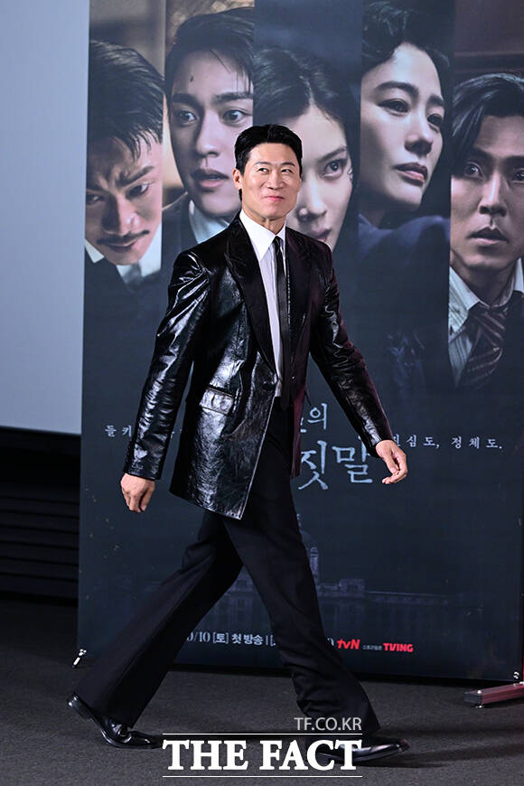 이날 포토타임에 나선 진선규가 사회자로 참석한 박경림의 