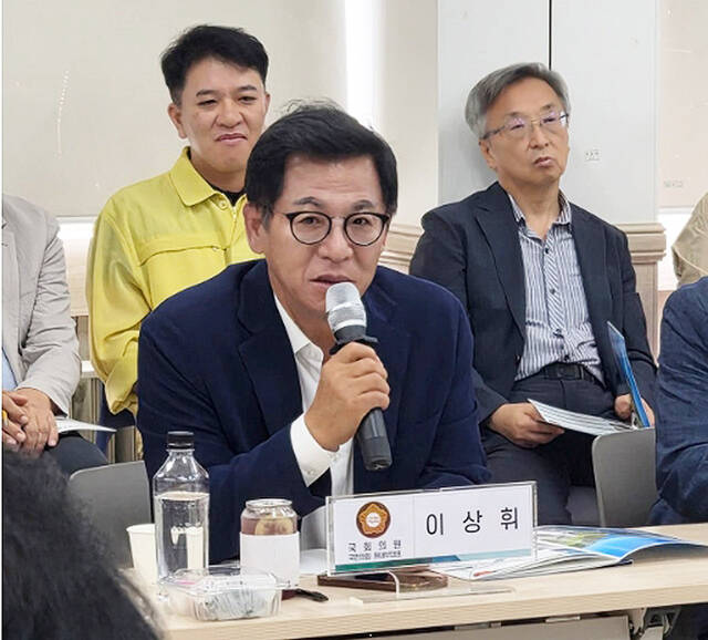 29일 이상휘 의원이 울릉군청 회의실에서 열린 울릉군과의 정책 간담회에서 발언하고있다. /이상휘의원 페이스북 갈무리