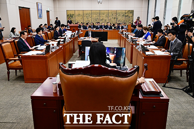 국회 문화체육관광위원회가 29일 박진영 대중문화교류위원회 공동위원장을 국정감사 증인으로 채택했다. 다만 국민의힘이 요구한 영화 '암살자(들)' 허진호 감독의 증인·참고인 채택은 사실상 무산됐다. 사진은 이재정 문체위원장이 지난 1일 오후 서울 여의도 국회에서 열린 문화체육관광위원회 전체회의에 참석해 안건을 상정하고 있는 모습. /배정한 기자