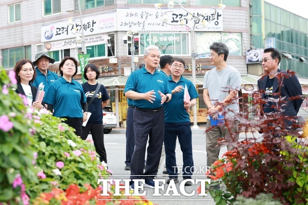 문정우 금산군수가 28일 제44회 금산세계인삼축제 축제장 일원 현장 점검을 하고 있다. /금산군