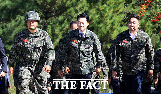 장동혁 국민의힘 대표가 29일 인천 백령도 해병대 제 6여단을 방문해 점심식사 전 장병들을 독려하고 있다. /국회사진기자단
