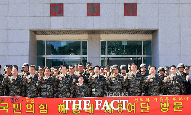 장동혁 국민의힘 대표가 29일 인천 백령도 해병대 제 6여단을 방문해 점심식사 전 장병들을 독려하고 있다. /국회사진기자단
