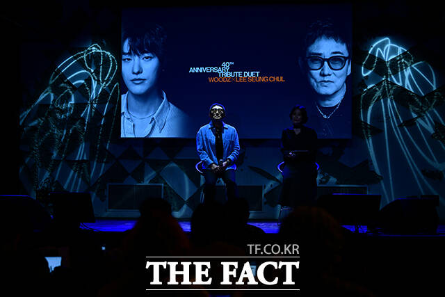 이날 이승철이 인터뷰에서 데뷔 40주년을 회고하며 눈시울을 붉히고 있다.