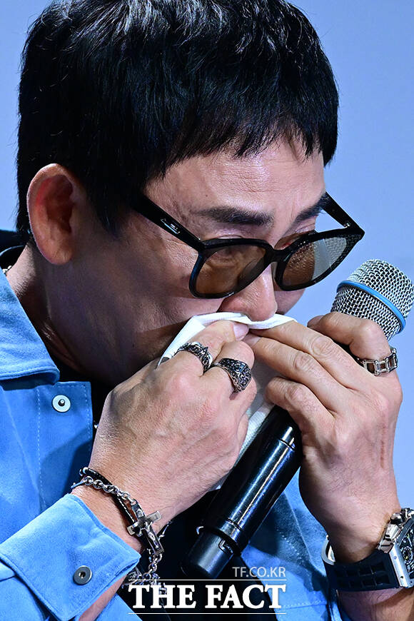 이날 이승철이 인터뷰에서 데뷔 40주년을 회고하며 눈시울을 붉히고 있다.