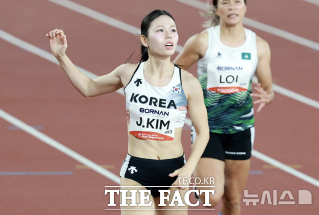 지난 24일 일본 나고야 미즈호 파크 육상경기장에서 열린 2026 아이치·나고야 아시안게임 여자 100m 예선, 한국 김주하가 질주하며 결승선을 통과하고 있다. /나고야(일본)=뉴시스