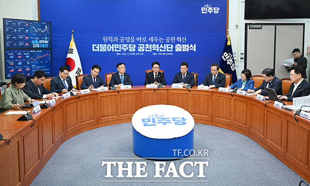 기념촬영하는 이광희 공천혁신단 부단장과 김 대표, 신정훈 단장(왼쪽 네 번째부터) 및 참석자들.
