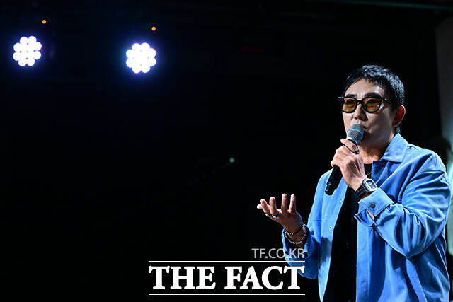 이날 이승철이 인터뷰에서 데뷔 40주년을 회고하며 눈시울을 붉히고 있다.