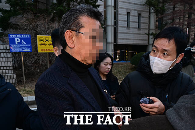 성폭력 의혹이 제기된 색동원 시설장 김 씨가 19일 오전 서울 서초구 서울중앙지방법원에서 열린 구속 전 피의자 심문(영장실질심사)을 받은 후 법원을 나서고 있다./남윤호 기자