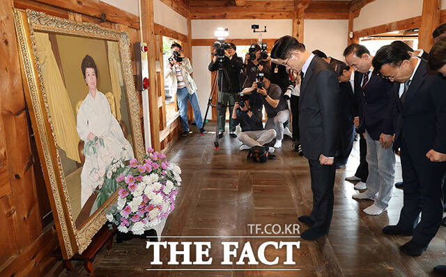 정치권에서는 역사 영화로 촉발된 정치권의 논쟁이 각 진영의 지지층 집결을 위한 목적으로 활용될 소지가 높다고 보고 있다. 사진은 김문수 당시 국민의힘 대선 후보가 지난해 5월 충북 옥천군 육영수 여사 생가를 찾아 참배하는 모습. /박헌우 기자