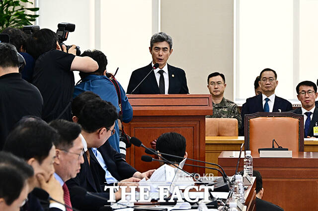 강신철 국방부 장관(왼쪽)이 29일 오후 서울 여의도 국회에서 열린 국방위원회 전체회의에 출석해 비무장지대(DMZ) 지뢰 추정 폭발 사고 관련 질의에 답변을 하고 있다. /국회=배정한 기자