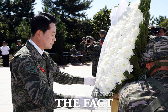 장동혁 국민의힘 대표가 29일 인천 백령도 해병대 제 6여단을 방문해 점심식사 전 장병들을 독려하고 있다. /국회사진기자단