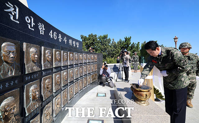 장동혁 국민의힘 대표가 29일 인천 백령도 해병대 제 6여단을 방문해 점심식사 전 장병들을 독려하고 있다. /국회사진기자단