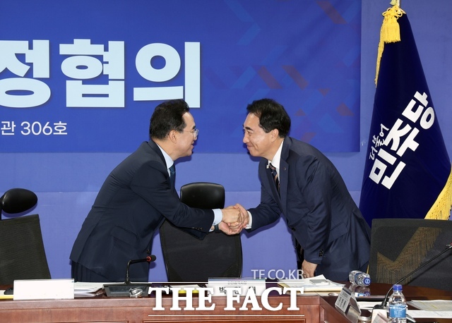 29일 서울 국회 의원회관에서 열린 미래대응기금 및 지방교부세 개편당정협의회에서 박수현 충남도지사(오른쪽)와 박홍근 기획예산처 장관이 악수하고 있다. /충남도