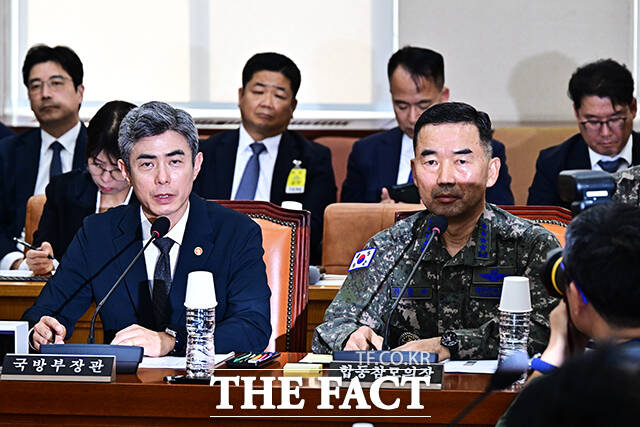 강신철 국방부 장관(왼쪽)이 29일 오후 서울 여의도 국회에서 열린 국방위원회 전체회의에 출석해 비무장지대(DMZ) 지뢰 추정 폭발 사고 관련 질의에 답변을 하고 있다. /국회=배정한 기자