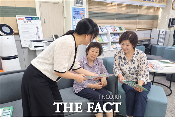 한국농어촌공사 광주지사 관계자가 '농지이양 은퇴직불사업'을 설명하고 있다. /농어촌공사 광주지사