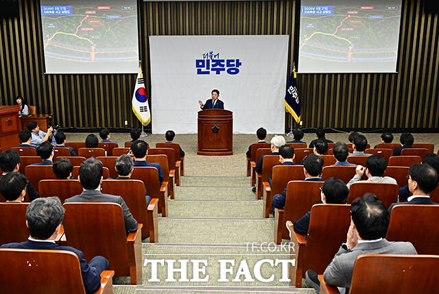김병주 더불어민주당 의원이 29일 오후 서울 여의도 국회에서 열린 의원총회에 차석해 DMZ 지뢰 폭발 사고 관련 브리핑을 하고 있다. /국회=배정한 기자