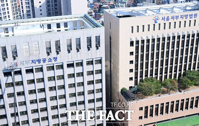 29일 서울 서초구 대검찰청 앞 설치물에 검찰 로고가 지워져 흔적이 남아있다.
