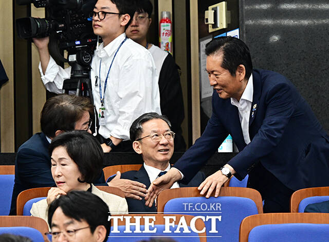 정청래 더불어민주당 의원(오른쪽)이 29일 오후 서울 여의도 국회에서 열린 의원총회에 참석하고 있다. /국회=배정한 기자