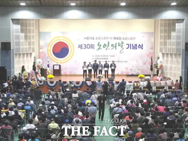 아산시민체육관에서 열린 제30회 노인의 날 기념식에서 수상자들이 표창을 받은 뒤 기념사진을 촬영하고 있다. /정효기 기자