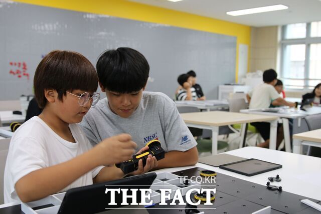 충남소프트웨어교육체험센터에서 미로 찾기 핑퐁 로봇을 만드는 학생들 모습. /충남도교육청 교육과정평가정보원